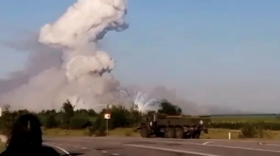 Nga tuyên bố đáp trả sau khi bị UAV Ukraine đốt cháy kho đạn dược